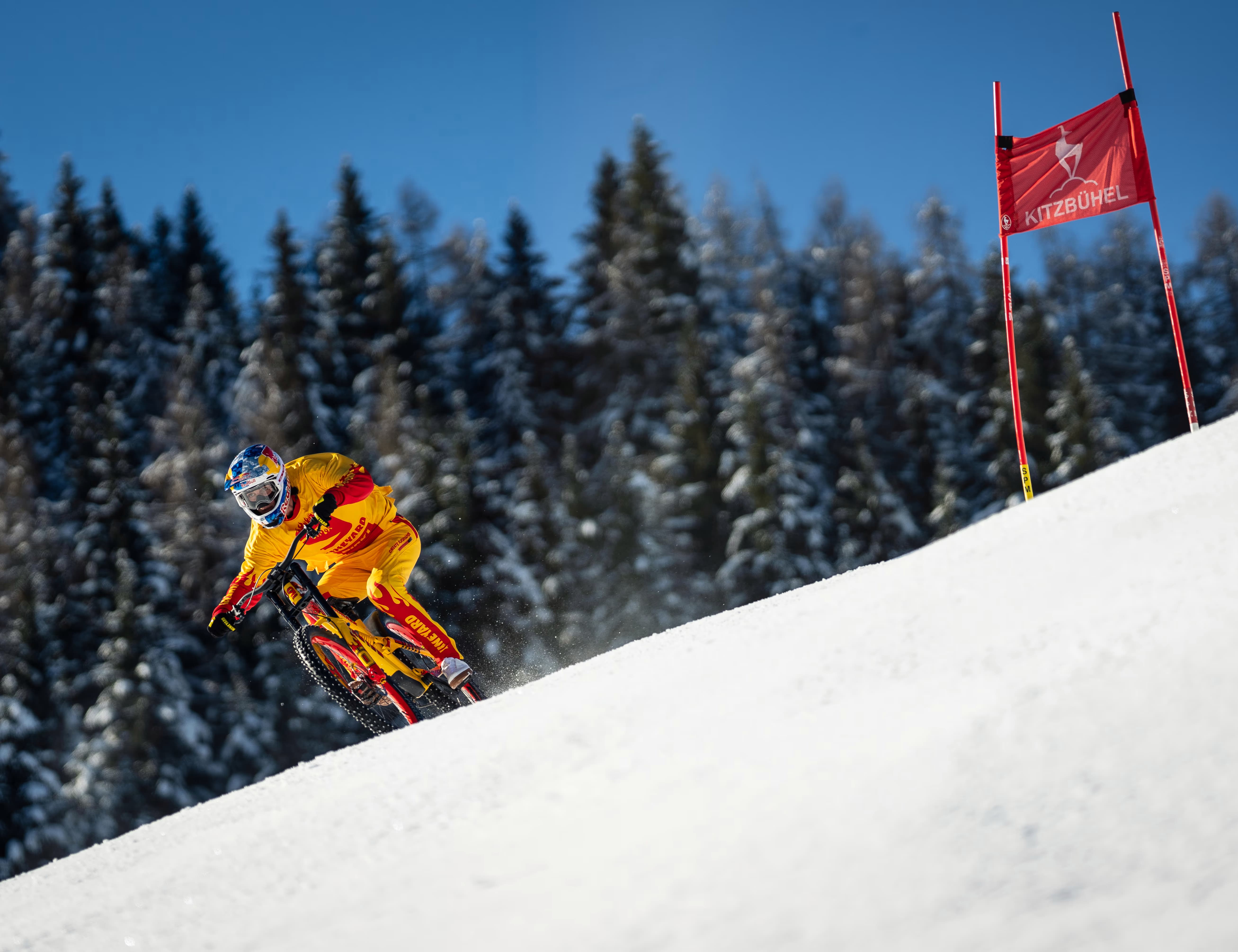 Fabio dévale à toute vitesse une piste de ski. Il vient de passer à côté d'une porte de slalom.