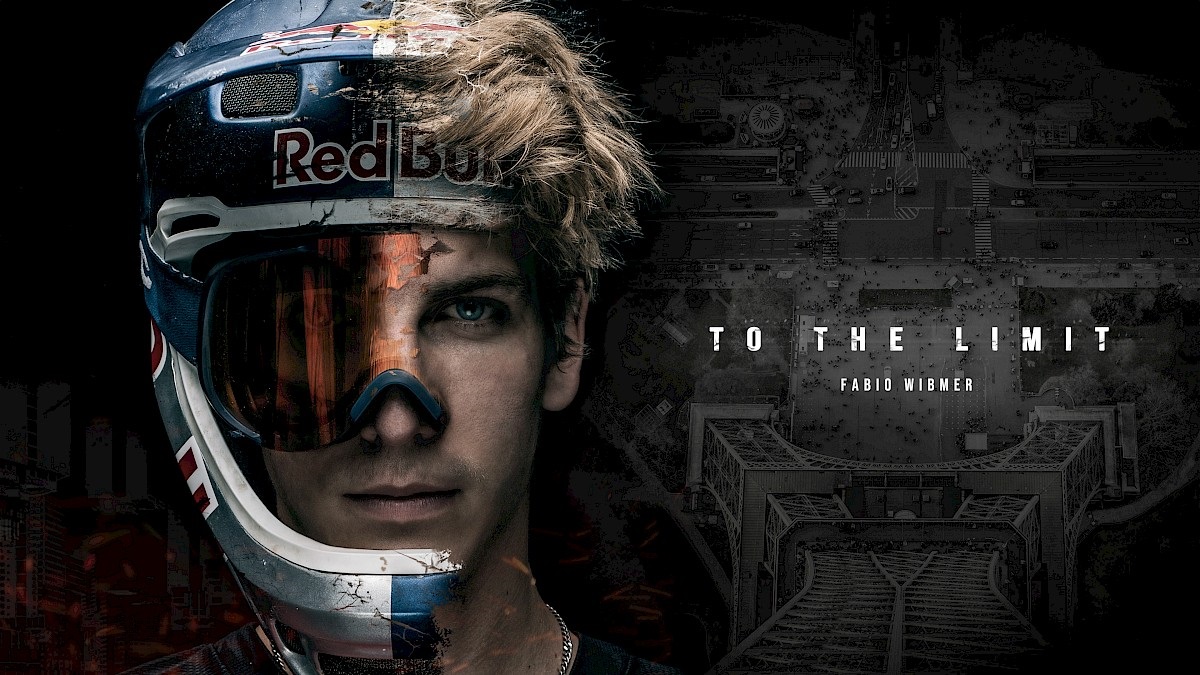 Vue de face du visage de Fabio Wibmer , la moitié gauche sous casque et lunette. la moitié droite au naturel