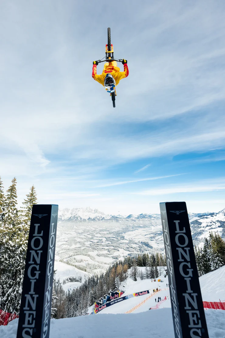 Fabio en plein backflip. Il vient de s'élancer, son vélo est à 90°. Fabio penche la tête en arrière, il semble vouloir regarder l'objectif.