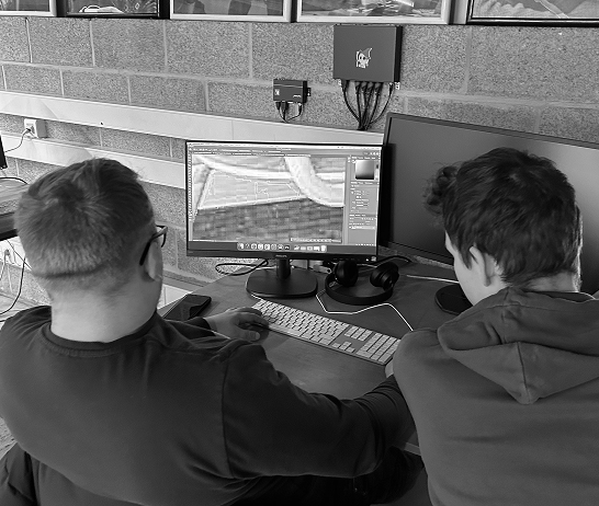 Image mettant en scène 2 étudiants (Théo Copaert et Adrien Fraiture) lors de la retouche d'une photo qui va être utilisée plus tard dans le projet.